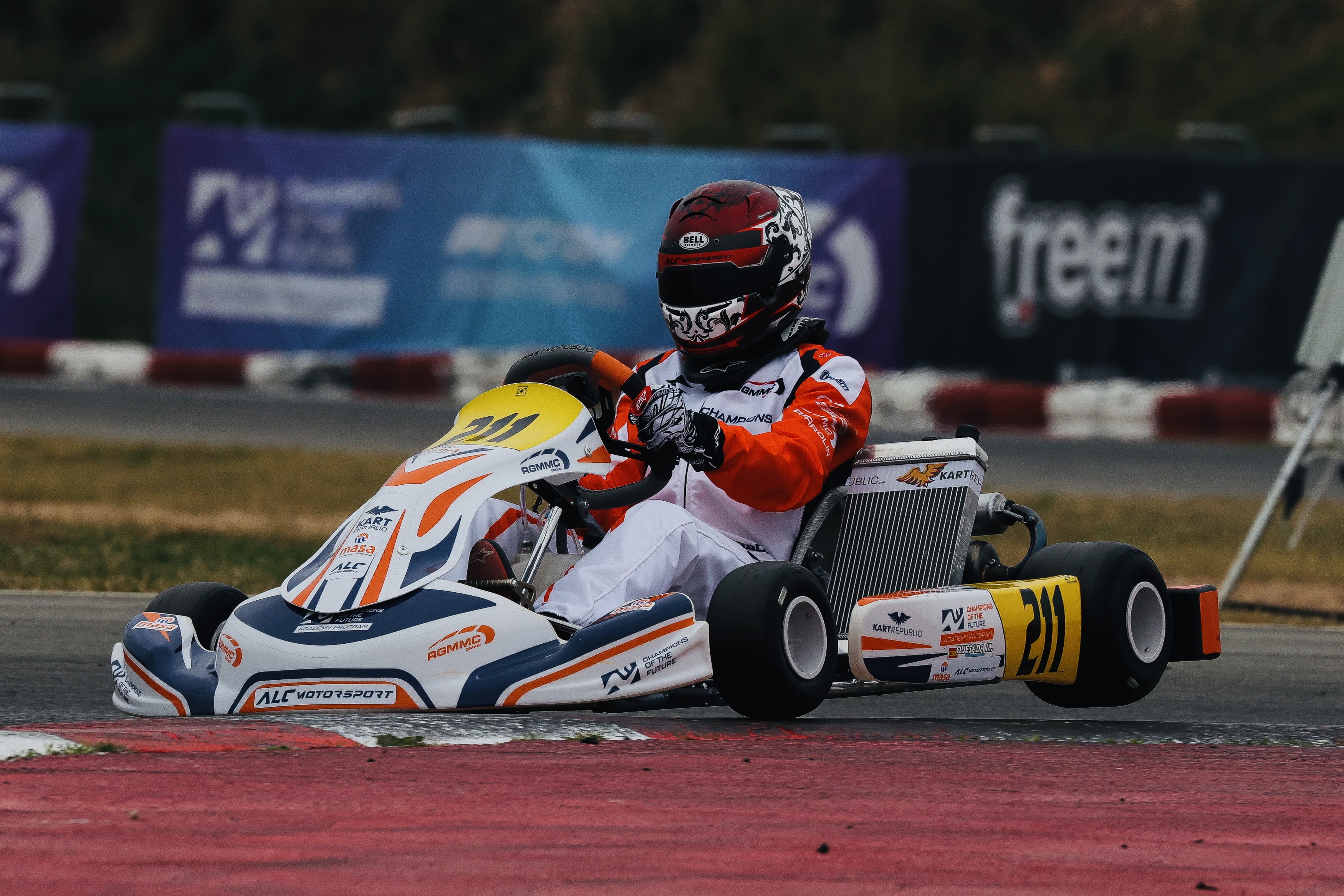 Manuel Quesada conduciendo el kart 211 de Champions of the Future Academy Program.